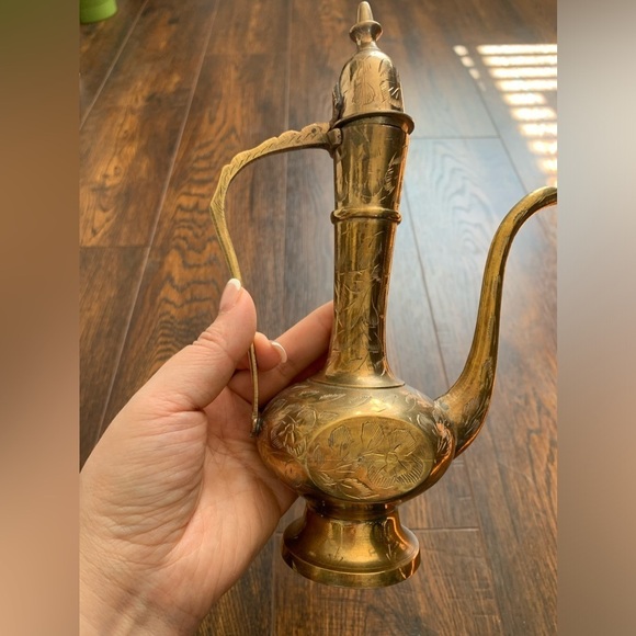 VINTAGE Sarana Brass Hand Made & Etched  Teapot Pitcher Made in India 8" Tall. - Picture 2 of 7